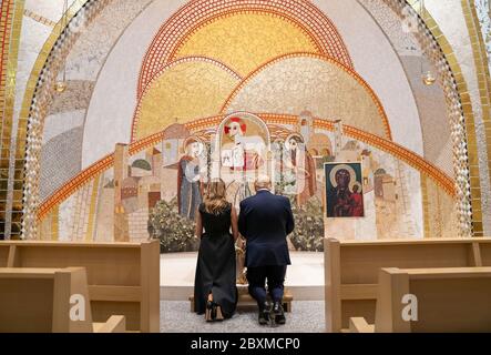 Washington, Vereinigte Staaten Von Amerika. Juni 2020. Präsident Donald J. Trump und First Lady Melania Trump knien im Gebet am Altar in der Luminous Mysteries Chapel Dienstag, 2. Juni 2020, im St. John Paul II National Shrine in Washington, D.C. Personen: Präsident Donald Trump, Melania Trump Quelle: Storms Media Group/Alamy Live News Stockfoto