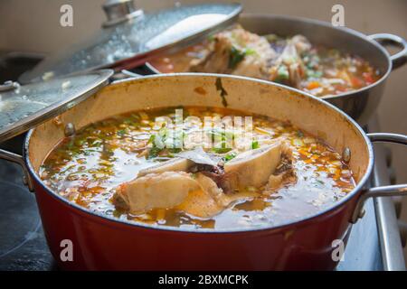 Eine traditionelle hausgemachte Gulasch-Suppe, die in einem kochenden Topf zubereitet wird und aus Rindfleisch-Kurzrippchen und Gemüse besteht Stockfoto