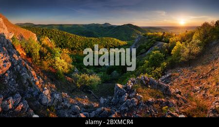 Panoramablick von Vapenna in den Kleinen Karpaten. Sonnenaufgang, Abenddämmerung, Slowakei. Berg, Hügel, Wald. Stockfoto