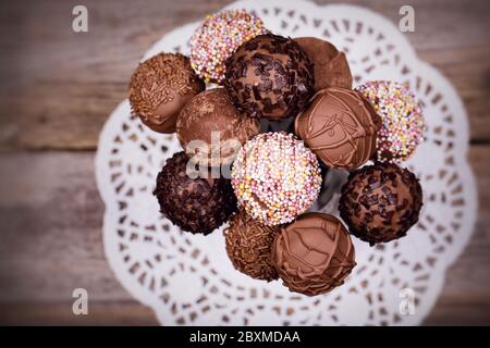 Schokoladenkuchen knallt in einem weißen Krug. Ansicht von oben mit gewolltem selektivem Fokus. Vintage-Effekt. Stockfoto