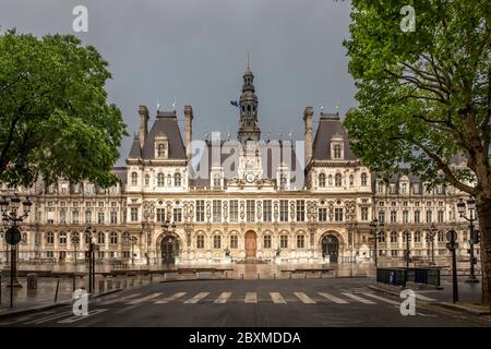 Paris, Frankreich - 28. April 2020: Rathaus von Paris in Frankreich während der Sperre wegen covid-19. Straßen sind leer Stockfoto