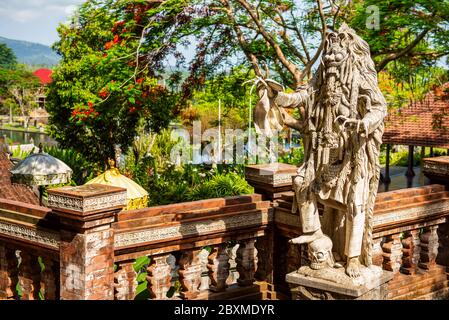 Statue von Rangda, der Dämonenkönigin. Wasserpalast von Tirta Gangga in Ost-Bali, Indonesien. Steinfigur des balinesischen gottes. Steinstatue aus asiatischen Mythen Stockfoto