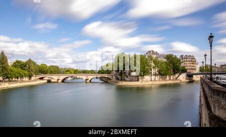 Paris, Frankreich - 1. Mai 2020: West End Seite der Ile St. Louis in Paris. Langzeitbelichtung Stockfoto
