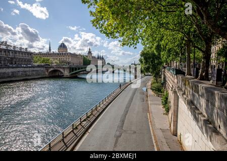 Paris, Frankreich - 1. Mai 2020: Blick auf die Conciergerie, das Hotel Dieu und die Brücken über die seine während der Eindämmungsmaßnahmen aufgrund der Corona Stockfoto