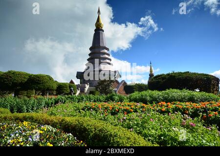 Gärten des Phra Mahathat Naphamethinidon Tempelkomplexes, Chedi der Königin, Doi Inthanon Nationalpark Stockfoto