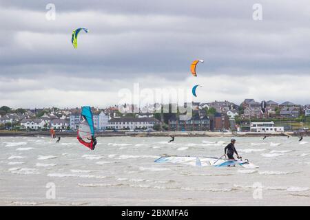 6. Juni 2020 Kite Surfer und Windsurfer Genießen Sie Wind, Wellen und Surfen am Ballyholme Beach in Bangor Nordirland an einem langweiligen Nachmittag während der Stockfoto