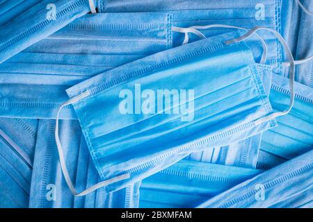 Stapel von blauen medizinischen Masken oder Papiermasken. Stockfoto