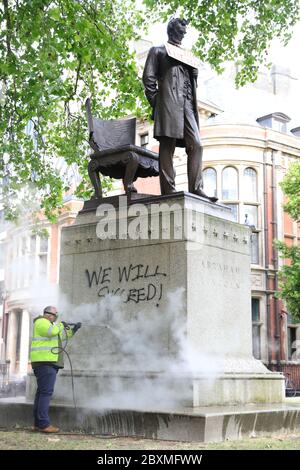 Ein Arbeiter reinigt Graffiti vom Sockel der Statue von Abraham Lincoln am Parliament Square in London, nach einem Black Lives Matter Protest am Wochenende. Eine Reihe von Protesten in ganz Großbritannien wurden durch den Tod von George Floyd ausgelöst, der am 25. Mai während der Polizeigewahrsam in der US-Stadt Minneapolis getötet wurde. Stockfoto