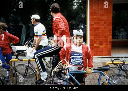 Amateur-Radfahrer versammeln sich im Jahr 1982 für eine große soziale Gruppe Fahrt in der Stadt Olot in Katalonien, Spanien Stockfoto