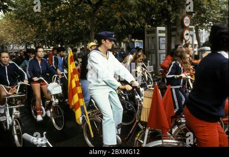 Amateur-Radfahrer versammeln sich im Jahr 1982 für eine große soziale Gruppe Fahrt in der Stadt Olot in Katalonien, Spanien Stockfoto