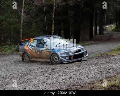 Glen Urquhart, Highland, Schottland, 7. März 2020. Rallye-Auto, das an der Coogie Urquhart Snowman Rally 2020 des Highland Car Club teilnimmt. Die Veranstaltung beginnt und endet in Inverness, wo die Autos über festgelegte Etappen in den Wäldern von Inverness-Shire und Wester Ross gegen die Uhr Rennen. Dies zeigt die Sonderstufe 1 (Lochletter 1). Stockfoto