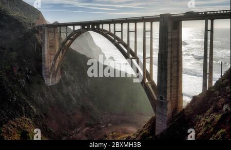 Ein Blick auf die historische Bixby Bridge an der kalifornischen Küste. Stockfoto