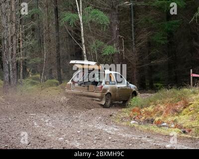 Glen Urquhart, Highland, Schottland, 7. März 2020. Rallye-Auto, das an der Coogie Urquhart Snowman Rally 2020 des Highland Car Club teilnimmt. Die Veranstaltung beginnt und endet in Inverness, wo die Autos über festgelegte Etappen in den Wäldern von Inverness-Shire und Wester Ross gegen die Uhr Rennen. Dies zeigt die Sonderstufe 5 (Lochletter 2). Stockfoto