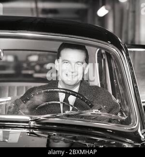 Autofahren in den 1960er Jahren. Ein Mann hinter dem Lenkrad in seinem Auto sieht glücklich aus. Schweden 1960. Kristoffersson Ref. CS93-10 Stockfoto