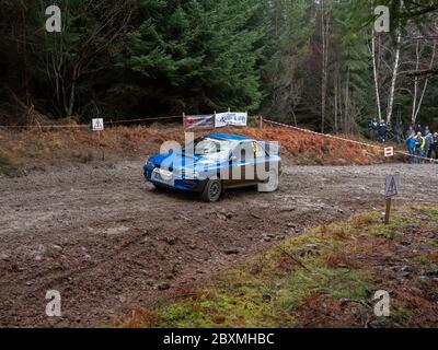 Glen Urquhart, Highland, Schottland, 7. März 2020. Rallye-Auto, das an der Coogie Urquhart Snowman Rally 2020 des Highland Car Club teilnimmt. Die Veranstaltung beginnt und endet in Inverness, wo die Autos über festgelegte Etappen in den Wäldern von Inverness-Shire und Wester Ross gegen die Uhr Rennen. Dies zeigt die Sonderstufe 5 (Lochletter 2). Stockfoto