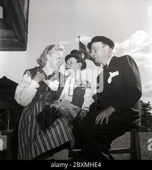 Edgar Bergen. Geboren am 16. februar 1903 bis september 30 1978. Amerikanischer Schauspieler, Komiker und Radiodarsteller. Am besten bekannt für seine Fähigkeiten im Ventriloquismus und seine Charaktere Charlie McCarthy und Mortimer Snerd. Er war der Vater der Schauspielerin Candice Bergen. Als Kind schwedischer Einwanderer besucht er hier das alte Land Schweden 1948. Er ist in Leksand Dalarna, dargestellt mit Charlie McCarthy. Kristoffersson ref AL21-2 Ventriloquist Stockfoto