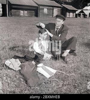 Edgar Bergen. Geboren am 16. februar 1903 bis september 30 1978. Amerikanischer Schauspieler, Komiker und Radiodarsteller. Am besten bekannt für seine Fähigkeiten im Ventriloquismus und seine Charaktere Charlie McCarthy und Mortimer Snerd. Er war der Vater der Schauspielerin Candice Bergen. Als Kind schwedischer Einwanderer besucht er hier das alte Land Schweden 1948. Er ist in Leksand Dalarna, dargestellt mit Charlie McCarthy. Kristoffersson ref AL21-7 Ventriloquist Stockfoto