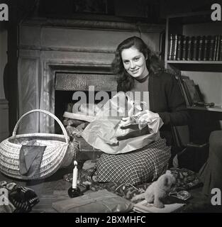 Viveca Lindfors. Geboren 29 1920. Dezember - 25. oktober 1995. In Schweden geborene amerikanische Bühnen- und Filmschauspielerin. Bilder zu Hause im dezember 1943, als sie Weihnachtsgeschenke einwickelt. Schweden. Kristoffersson Ref. F35-1 Stockfoto