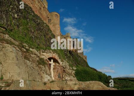 Historisches Schloss Bamburgh auf einem Felsvorsprung an der Nordostküste von Northumberland, England, Großbritannien Stockfoto