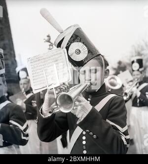 Musik in den 1940er Jahren. Junge Jungs in einem Orchester ist im Freien zu spielen und zu spielen. Mai 1940. Kristoffersson Ref. 121-17 Stockfoto