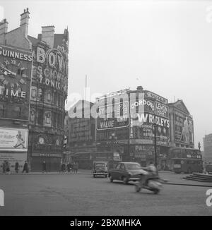 London in den 1950er Jahren. Der Verkehr und die Neonschilder am Piccadilly Circus i London 1952 Stockfoto