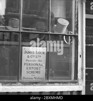 London in den 1950er Jahren. James Lock & Co. Ist das älteste Hutgeschäft der Welt, das 34. Älteste Familienunternehmen der Welt und Inhaber eines Royal Warrant. Das Geschäft befindet sich in der 6 St James's Street, London und ist ein denkmalgeschütztes Gebäude der Klasse II*. Stockfoto