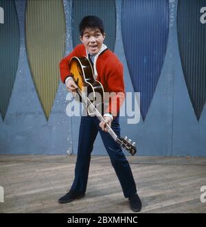 Kyu Sakamoto. (1941-1985) Japanischer Sänger, der außerhalb Japans am besten für seinen internationalen Hit 'UE o Muite Aruko' (auf englischsprachigen Märkten als 'Sukiyaki' bekannt) bekannt ist, der auf Japanisch gesungen wurde und über 13 Millionen Exemplare verkaufte. Im Juni 1963 erreichte er die Nummer eins im US-amerikanischen Billboard Hot 100 und machte Sakamoto zum ersten asiatischen Plattenkünstler, der einen Song der Nummer eins auf der Karte hat. Stockfoto