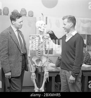 In den 1960er Jahren. Ein Schüler rechts mit dem Lehrer während einer Unterrichtsstunde in Kristofferskolan in Stockholm. Die älteste Waldorfschule schwedens. Die Waldorfpädagogik, auch Steiner-Erziehung genannt, basiert auf der pädagogischen Philosophie Rudolf Steines, des Begründers der Anthroposophie. Ihre Pädagogik strebt an, die intellektuellen, künstlerischen und praktischen Fähigkeiten der Schüler in einer integrierten und ganzheitlichen Weise zu entwickeln. Die Kultivierung der Phantasie und Kreativität der Schüler ist ein zentraler Schwerpunkt. 1962 Stockfoto