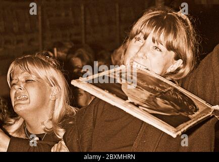 Beatles in den 1960er Jahren. Fans bei einem Beatles-Konzert in Stockholm 1964. Juli 28 im Johanneshov Stadion. Eine Szene aus dem Konzert und das Publikum, das in Erpressung ist. Das Mädchen rechts hält ein Porträt von Ringo Starr in ihrem Mund. Stockfoto