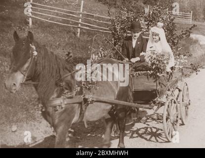 Hochzeitspaar in den 1930er Jahren. Die frisch vermählte Braut und Bräutigam sitzen an einem Sommertag in einem Pferdewagen. Der Wagen ist mit Birkenzweigen und Blumensträußen geschmückt. Mittsommer ist einer der beliebtesten Ferien zu verwundeten. Schweden 1930er Jahre Stockfoto