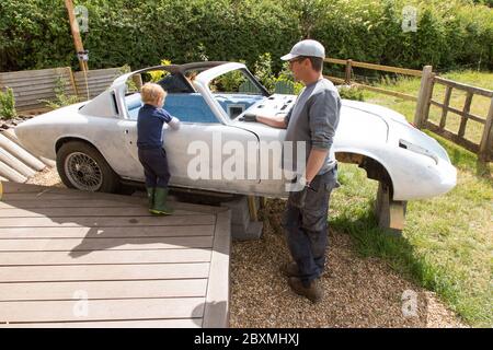 Lotus Elan +2 Oldtimer wird in einen benutzerdefinierten Whirlpool, Medstead, Alton, Hampshire England, Großbritannien umgewandelt. Stockfoto