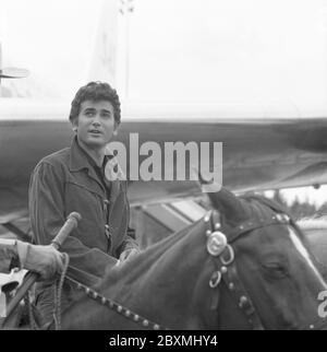 Michael Landon. Amerikanischer Schauspieler. 1936-1991. Berühmt für seine Rolle in der amerikanischen fernsehserie Bonanza, in der er Little Joe spielte. Abgebildet bei einem Besuch in Schweden 1962 und Ankunft am Arlanda Flughafen in Stockholm. Ein Pferd war bereit, damit er einmal aus dem Flugzeug reiten konnte. Stockfoto