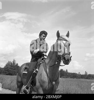 Michael Landon. Amerikanischer Schauspieler. 1936-1991. Berühmt für seine Rolle in der amerikanischen fernsehserie Bonanza, in der er Little Joe spielte. Abgebildet bei einem Besuch in Schweden 1962 und Ankunft am Arlanda Flughafen in Stockholm. Ein Pferd war bereit, damit er einmal aus dem Flugzeug reiten konnte. Stockfoto