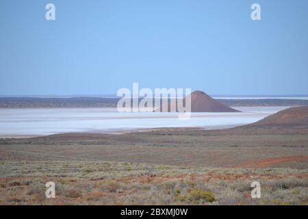 Landschaftsblick über die Wüste zur Insel in den Salzseen am Gardner See im australischen Outback Stockfoto