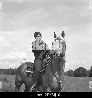 Michael Landon. Amerikanischer Schauspieler. 1936-1991. Berühmt für seine Rolle in der amerikanischen fernsehserie Bonanza, in der er Little Joe spielte. Abgebildet bei einem Besuch in Schweden 1962 und Ankunft am Arlanda Flughafen in Stockholm. Ein Pferd war bereit, damit er einmal aus dem Flugzeug reiten konnte. Stockfoto