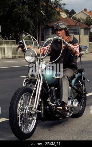 In den 1960er Jahren. Ein junger Mann auf seiner Harley Davidson Motorrad. Das Gesetz des Tragens eines Schutzhelms ist noch nicht in Kraft und zu dieser Zeit war es beliebt, Lederkappen zu tragen. Schweden 1968 CV31 Stockfoto