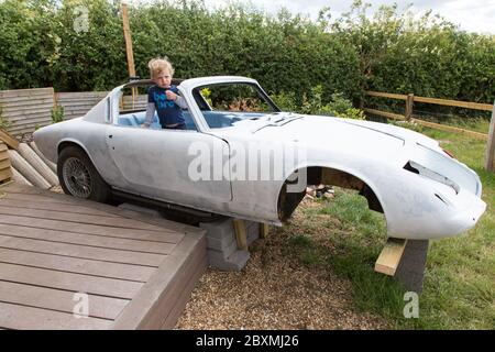 Lotus Elan +2 Oldtimer wird in einen benutzerdefinierten Whirlpool, Medstead, Alton, Hampshire England, Großbritannien umgewandelt. Stockfoto