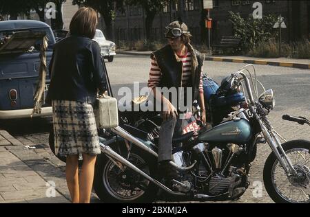 In den 1960er Jahren. Ein junger Mann auf seiner Harley Davidson Motorrad. Das Gesetz des Tragens eines Schutzhelms ist noch nicht in Kraft und zu dieser Zeit war es beliebt, Lederkappen zu tragen. Schweden 1968 CV31 Stockfoto