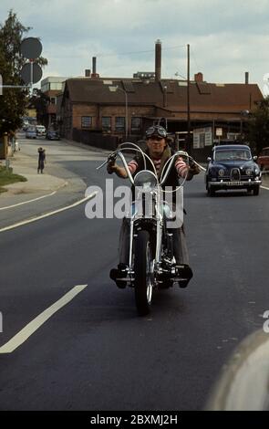 In den 1960er Jahren. Ein junger Mann auf seiner Harley Davidson Motorrad. Das Gesetz des Tragens eines Schutzhelms ist noch nicht in Kraft und zu dieser Zeit war es beliebt, Lederkappen zu tragen. Schweden 1968 CV29 Stockfoto