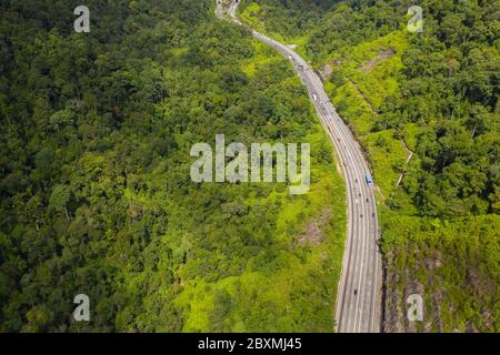 Luftaufnahme des schönen Nord-Süd-Highway durch gebirgigen tropischen Dschungel im Perak State, Malaysia Stockfoto