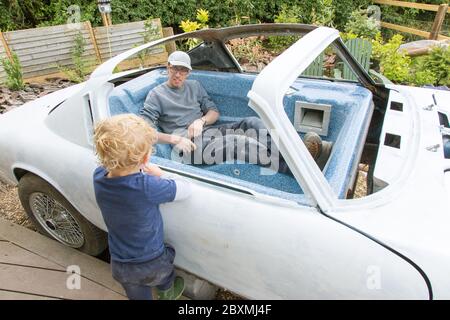 Lotus Elan +2 Oldtimer wird in einen benutzerdefinierten Whirlpool, Medstead, Alton, Hampshire England, Großbritannien umgewandelt. Stockfoto