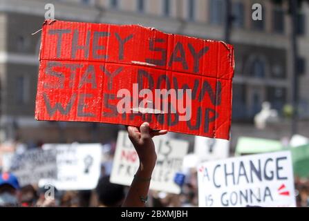 Rom, Italien. Juni 2020. Demonstranten besuchen eine Demonstration auf der Piazza del Popolo, in Solidarität mit den Demonstrationen der USA nach George Floyds Tod. Menschen weltweit rufen nach Gerechtigkeit für Floyd, der am letzten 25. Mai in Minneapolis starb, nachdem er von einem Polizisten, der auf seinem Hals für mehr als 8 Minuten kniet, bis er erstickt, zurückgehalten wurde. Kredit: Riccardo De Luca - Update Images/Alamy Live News Stockfoto