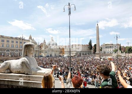 Rom, Italien. Juni 2020. Demonstranten besuchen eine Demonstration auf der Piazza del Popolo, in Solidarität mit den Demonstrationen der USA nach George Floyds Tod. Menschen weltweit rufen nach Gerechtigkeit für Floyd, der am letzten 25. Mai in Minneapolis starb, nachdem er von einem Polizisten, der auf seinem Hals für mehr als 8 Minuten kniet, bis er erstickt, zurückgehalten wurde. Kredit: Riccardo De Luca - Update Images/Alamy Live News Stockfoto