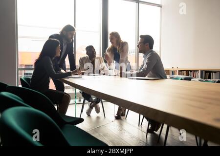 Brainstorming in multinationalen Arbeitsgruppen bei Briefing über Ideen zur Planung zukünftiger Projekte Stockfoto