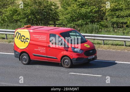 MGF Ltd 2019 rot Ford Transit Custom 280 Basis mit falsch geschriebenen Logo-Zeichen Lackierung; falsch geschriebene Fahrzeugverkehr bewegenden Fahrzeugen, Autos fahren Fahrzeug auf UK Straßen, Motoren, Autofahren auf der Autobahn M6 Stockfoto