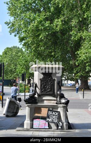 Der leere Sockel, auf dem die Statue von Edward Colston in Bristol stand, nachdem sie am Sonntag während eines Protestes von Black Lives Matter abgeschlagen wurde. Die Proteste wurden durch den Tod von George Floyd ausgelöst, der am 25. Mai in Polizeigewahrsam in der US-Stadt Minneapolis getötet wurde. Stockfoto