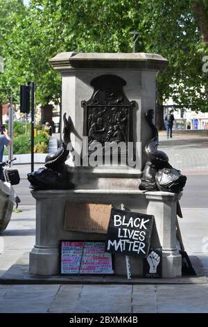 Der leere Sockel, auf dem die Statue von Edward Colston in Bristol stand, nachdem sie am Sonntag während eines Protestes von Black Lives Matter abgeschlagen wurde. Die Proteste wurden durch den Tod von George Floyd ausgelöst, der am 25. Mai in Polizeigewahrsam in der US-Stadt Minneapolis getötet wurde. Stockfoto