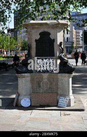 Der leere Sockel, auf dem die Statue von Edward Colston in Bristol stand, nachdem sie am Sonntag während eines Protestes von Black Lives Matter abgeschlagen wurde. Die Proteste wurden durch den Tod von George Floyd ausgelöst, der am 25. Mai in Polizeigewahrsam in der US-Stadt Minneapolis getötet wurde. Stockfoto