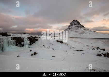 Kirkjufell (Kirchberg) 463 m Berg an der Nordküste der isländischen Halbinsel Snæfellsnes die Stadt Grundarfjörður. Bei Sonnenaufgang Stockfoto