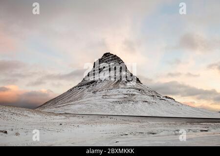 Kirkjufell (Kirchberg) 463 m Berg an der Nordküste der isländischen Halbinsel Snæfellsnes die Stadt Grundarfjörður. Bei Sonnenaufgang Stockfoto